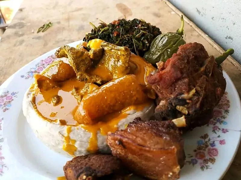 Taro à la sauce jaune, plat camerounais