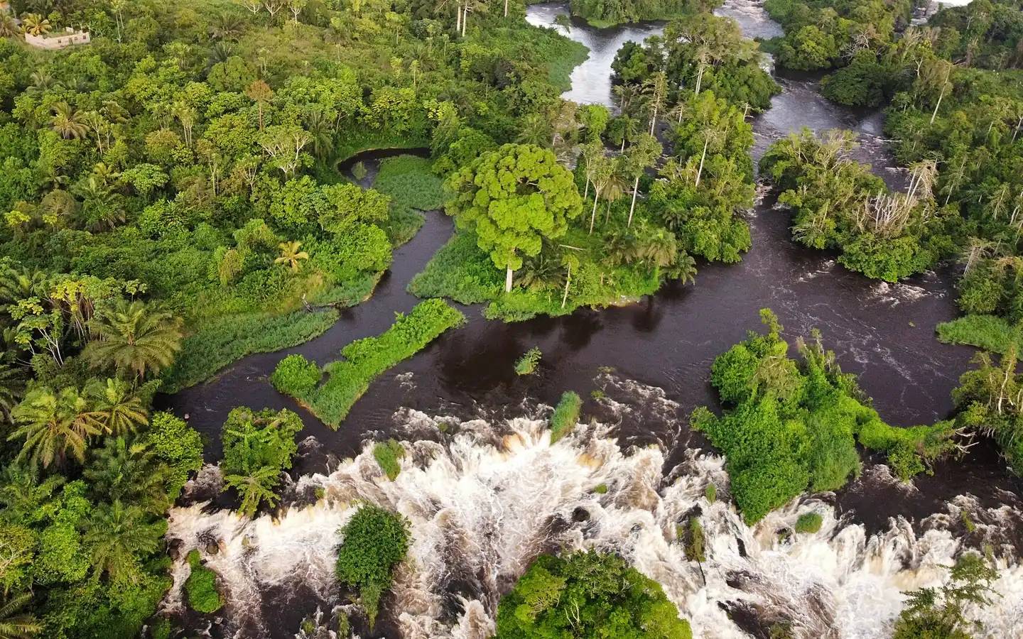 Vue aérienne des chutes de la Lobé qui se jettent dans l'océan près de Kribi