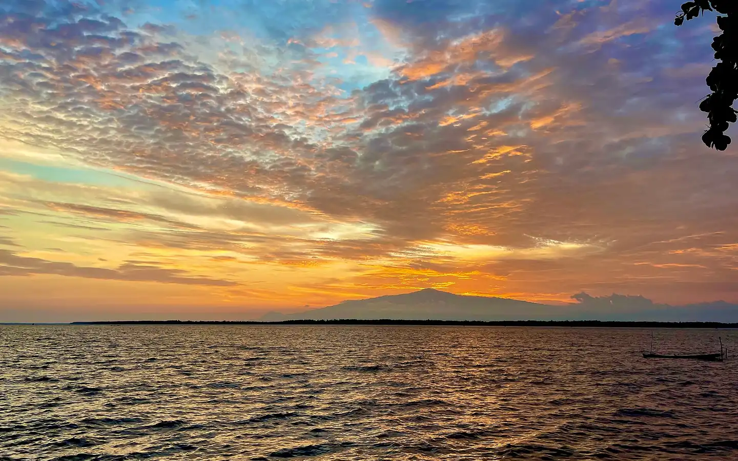 Le mont Cameroun se découpe au coucher du soleil au-dessus de l'océan, vu depuis Douala