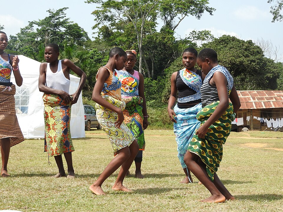 Jeunes danseuses d'assiko à Hikoadjom, le 8 mars 2017