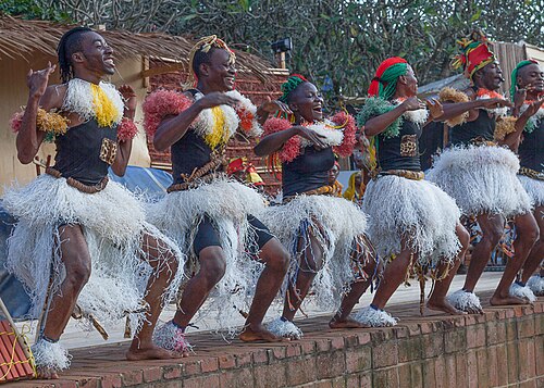 Danseurs et danseuses de bikutsi, dans la région du Centre