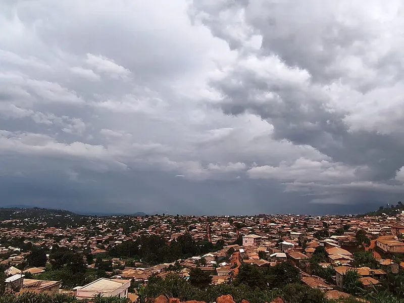 Vue de Bafoussam depuis le toit d'un hôtel du centre