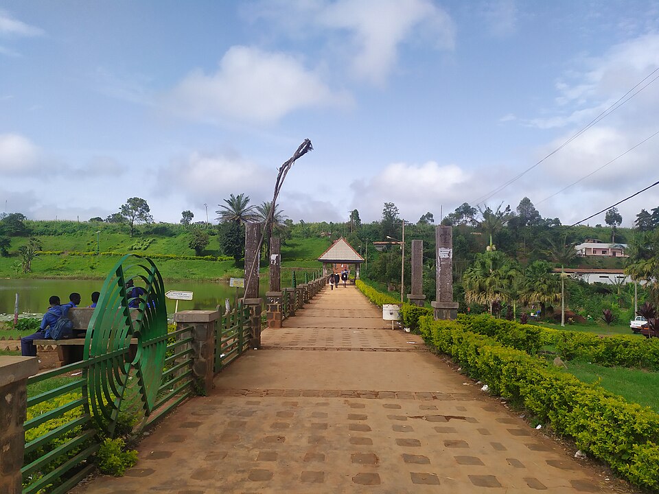 L'allée qui longe le lac municipal de Dschang