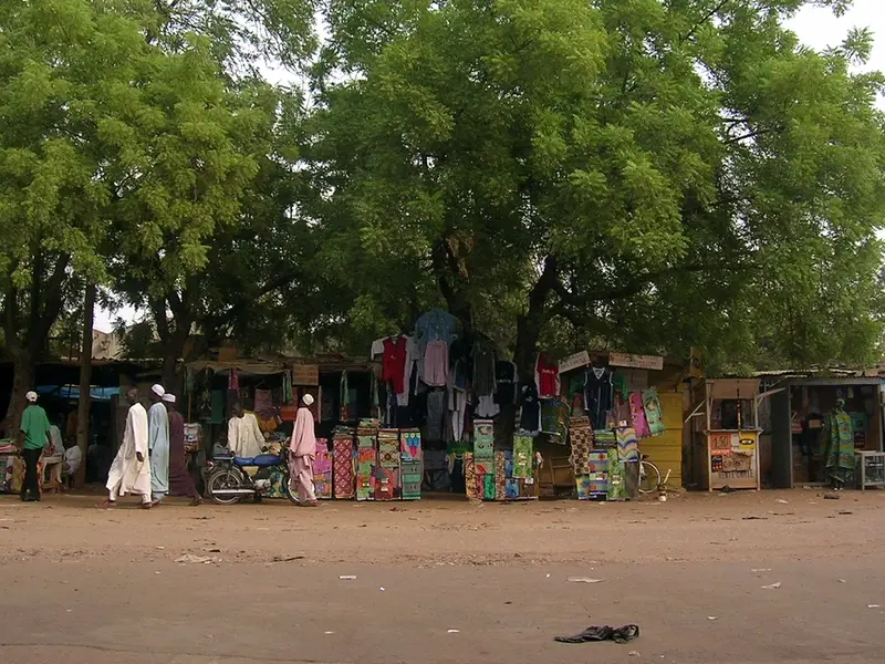 Étals de tissus et de vêtements dans un marché de Garoua
