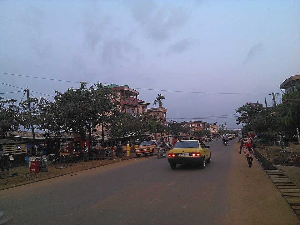 La rue principale du quartier Fiango, à Kumba, en direction de Mamfé