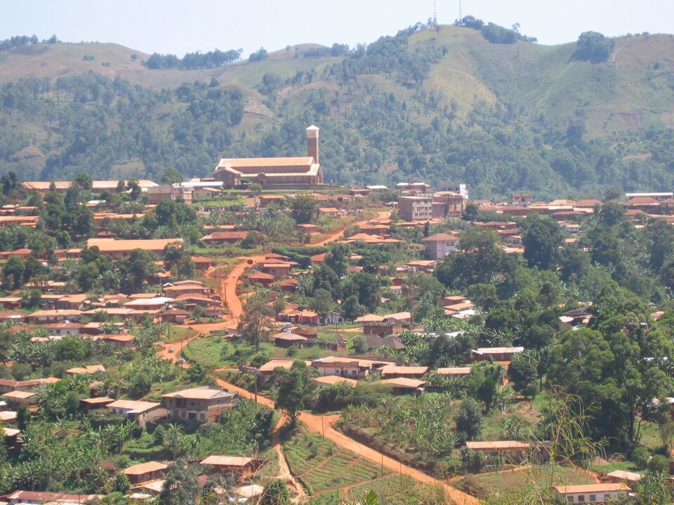 Vue de Kumbo, avec la cathédrale catholique à l'arrière-plan