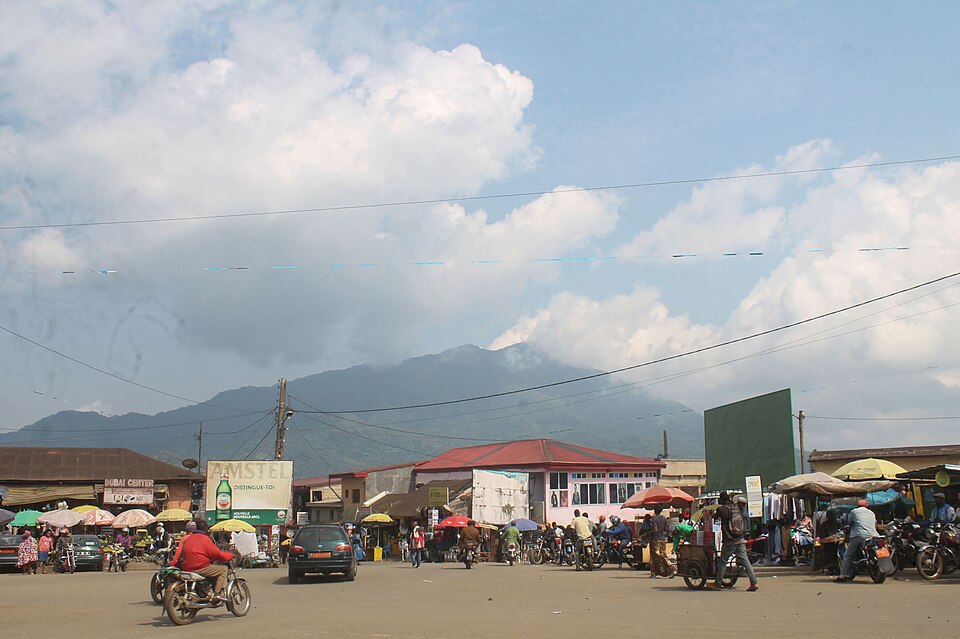 Le mont Manengouba vu depuis le marché central de Nkongsamba