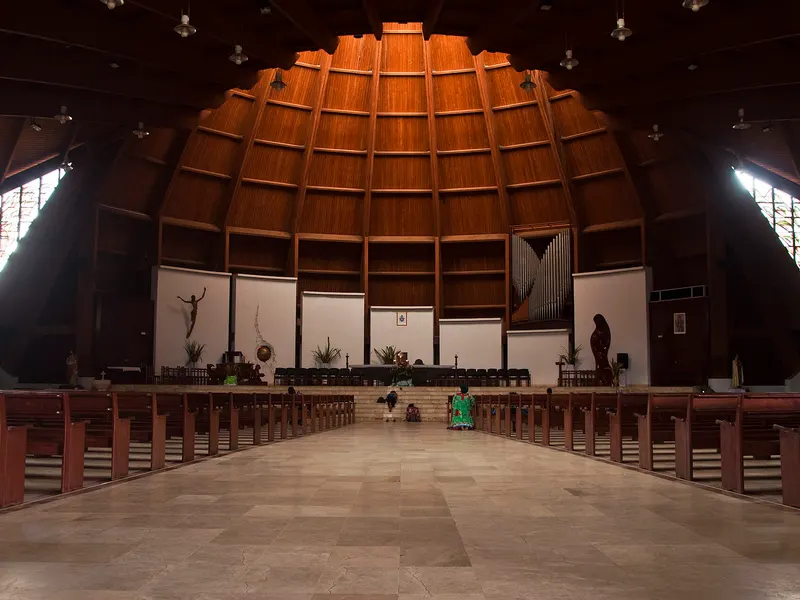 L'intérieur de la basilique Marie-Reine-des-Apôtres de Mvolyé, à Yaoundé